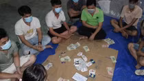 Tụ tập đánh bạc, ăn nhậu trong doanh nghiệp “3 tại chỗ”