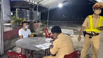 Giấu 15 người trong xe đông lạnh định "thông chốt", kiểm tra nhiều người khó thở