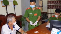 Gặp Công an, nhảy xuống ao cùng 11 gói ma túy
