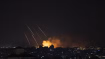 Israel không kích Hamas sau vụ thả khí cầu mang chất gây cháy qua biên giới