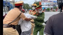 Sau va chạm, thai phụ 37 tuần tuổi được Tổ kiểm soát dịch đưa vào viện