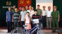 Tặng quà “tiếp sức hoàn lương”