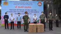 Công an TP Hồ Chí Minh trao quà hỗ trợ các hộ dân thuê trọ khó khăn