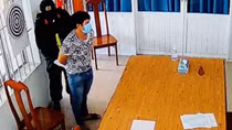 Đang được tại ngoại vẫn ngang nhiên chống người thi hành công vụ