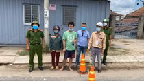 Công an xã giúp người đi lạc về với gia đình