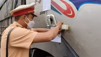 Cảnh sát giao thông kiên quyết xử lý lái xe không chấp hành hiệu lệnh kiểm tra