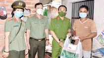 Những phần quà ý nghĩa nhân Ngày hội toàn dân bảo vệ ANTQ