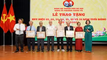 Trao tặng Huy hiệu Đảng đợt 19/5 cho 180 đảng viên phường Giảng Võ