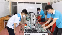 Doanh nghiệp "đỏ mắt" tìm người, lao động "mỏi chân" tìm việc