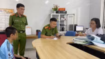 Vào cuộc xử lý vụ việc cháu trai bị bố và mẹ kế bạo hành