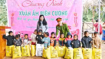 Viện Khoa học hình sự hoạt động “Xuân tình nguyện” trao quà cho các gia đình hoàn cảnh khó khăn