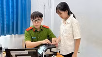 Công an Tây Ninh cấp căn cước, định danh điện tử cho người dân xa quê dịp Tết