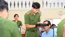 Công an TP Hồ Chí Minh: Mang niềm vui, trao "tấm giấy thông hành" cuộc đời cho người yếu thế