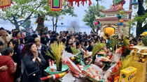 Nét đẹp đầu xuân tại đền Quán Thánh và phủ Tây Hồ