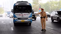 Nhiều tài xế taxi và xe khách uống rượu bia bị CSGT phát hiện