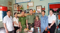 Thượng tướng Lê Tấn Tới thăm, tặng quà tri ân Mẹ Việt Nam Anh hùng ở Tây Ninh