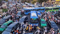 Bài 1: Phương tiện đông, hạ tầng chưa tương xứng