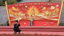 Khách du xuân xin chữ trên phố ông đồ