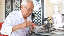 Giữ lại ký ức Tết xưa bằng nghề làm xăm hường truyền thống