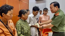 Thượng tướng Lê Tấn Tới trao quà Tết cho người dân 6 xã biên giới Tây Ninh