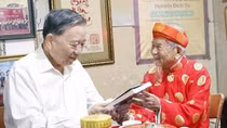 Tổng Bí thư Tô Lâm đến thăm, chúc Tết nhà nghiên cứu Nguyễn Đình Tư