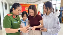 Công an Nghệ An xuyên lễ cấp căn cước và định danh điện tử cho trẻ em