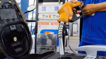 Bộ Công Thương kiến nghị khẩn trương bình ổn giá xăng dầu