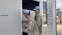 Chiến sĩ "mũ nồi xanh" Việt Nam cải tạo sân trường học ở Abyei