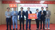 Thứ trưởng Lê Quốc Hùng trao quà Tết tặng người dân có hoàn cảnh khó khăn ở TP Huế