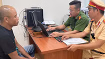Tạm giữ đối tượng lái xe ô tô gây náo loạn khu dân cư