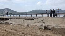 Khám nghiệm điều tra vụ sập "hàm ếch" bờ kè bên sông Ba khiến 4 người tử nạn