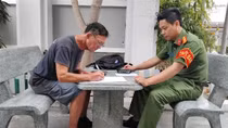 Du khách người Pháp cảm ơn tinh thần trách nhiệm của Công an phường ở Khánh Hòa