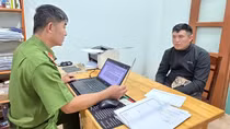 Tạm giữ nam thanh niên dùng đũa tấn công tài xế taxi khi đang lưu thông