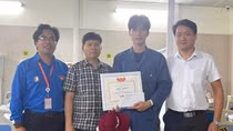 Khen thưởng nam sinh dũng cảm lao vào đám cháy cứu người