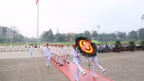 Đoàn đại biểu lực lượng Cảnh sát Quản lý hành chính về trật tự xã hội vào Lăng viếng Bác