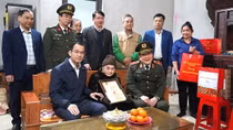 Công an tỉnh Thái Nguyên thăm, tặng quà gia đình chính sách, người cao tuổi xã Thanh Mai