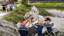 Cảnh sát giải cứu tài xế mắc kẹt trong xe trộn bê tông bị lật dưới mương