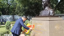 Tổng Bí thư, Chủ tịch nước đặt vòng hoa tại Khu tưởng niệm Mahatma Gandhi và Tượng Chủ tịch Hồ Chí Minh