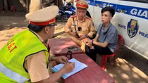CSGT bắt kẻ cướp giây chuyền vàng đang trên đường bỏ trốn
