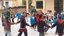 Cha nuôi dưới chân núi Pha Luông