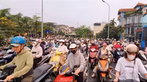 Cầu Long Biên dừng hoạt động: Người dân chen chân vượt sông sang phố ngày đầu tuần