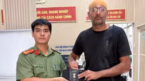 Người nước ngoài vui mừng nhận lại tài sản bị thất lạc