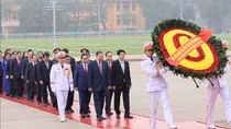 Lãnh đạo Đảng, Nhà nước và các đại biểu Quốc hội đặt vòng hoa, vào Lăng viếng Chủ tịch Hồ Chí Minh