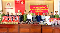 Mang súng đến trụ sở Công an xã đổi... bánh chưng