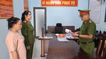 Bắt khẩn cấp người phụ nữ đánh 2 nhân viên gác chắn đường sắt