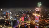 TP Hồ Chí Minh đón năm mới trong những tràng pháo hoa lung linh
