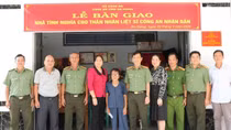 Bàn giao Nhà tình nghĩa tặng thân nhân Liệt sĩ CAND