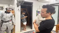 Kịp thời cứu cháu bé 3 tuổi mắc kẹt trong căn nhà