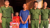 Nơi những đứa trẻ H’re mồ côi gọi Công an xã là cha
