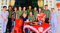 Công an TP Hồ Chí Minh tặng quà, chúc Tết Mẹ Việt Nam anh hùng